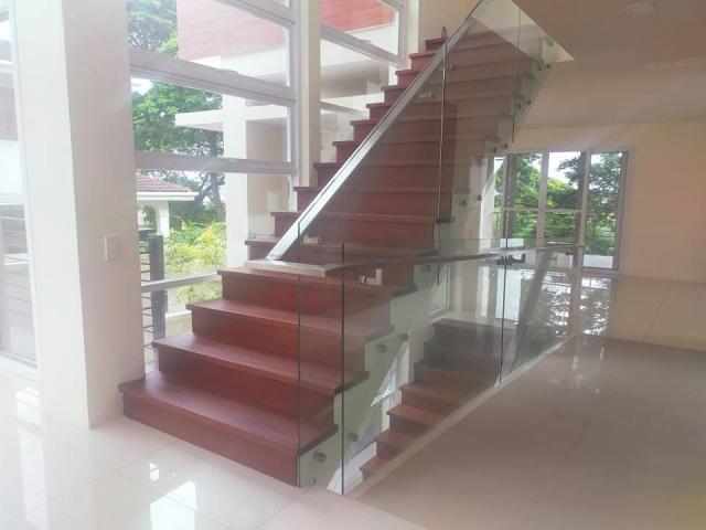 maria luisa house stairs